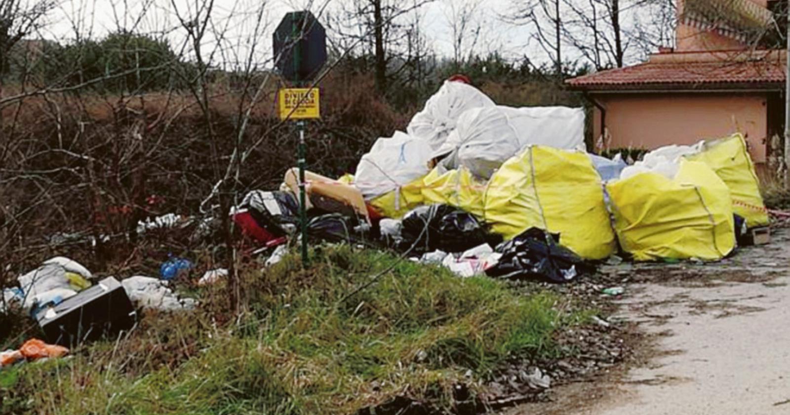 La discarica abusiva si allarga