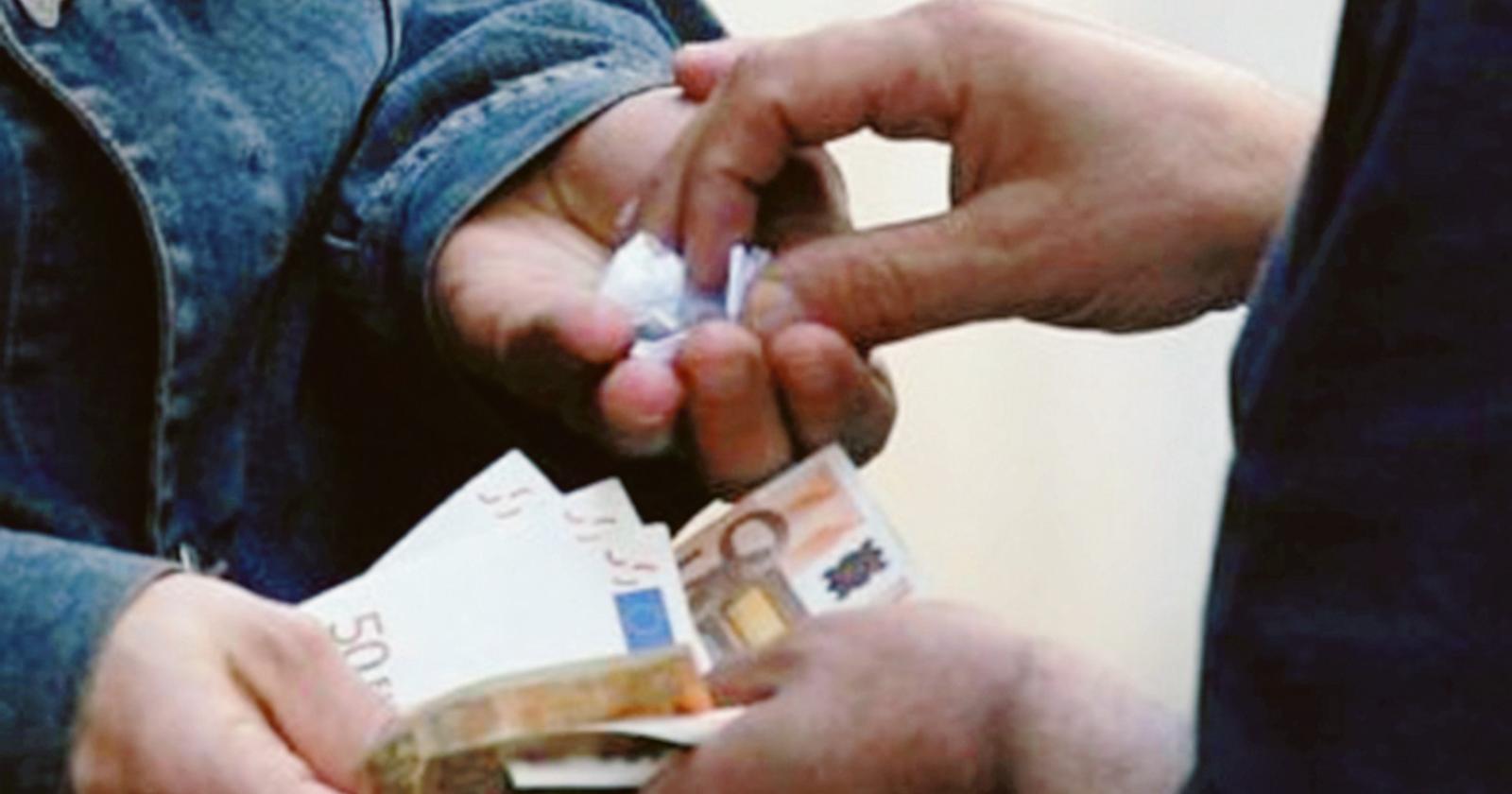 Spacciatore arrestato, gli altri attaccano gli agenti