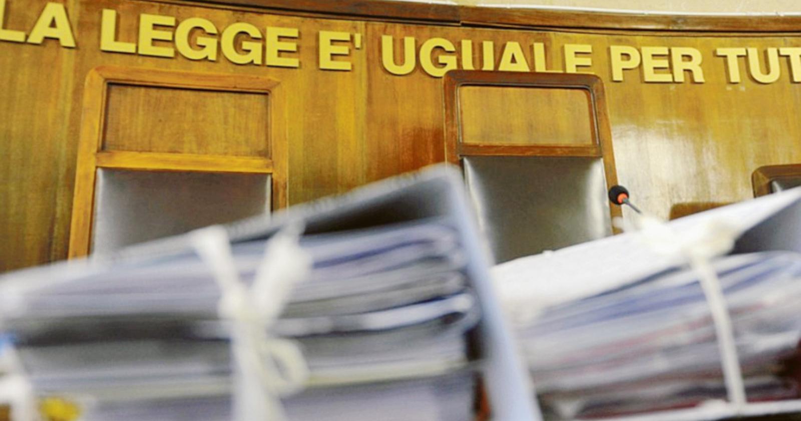 Veleni tra colleghi, legale nei guai