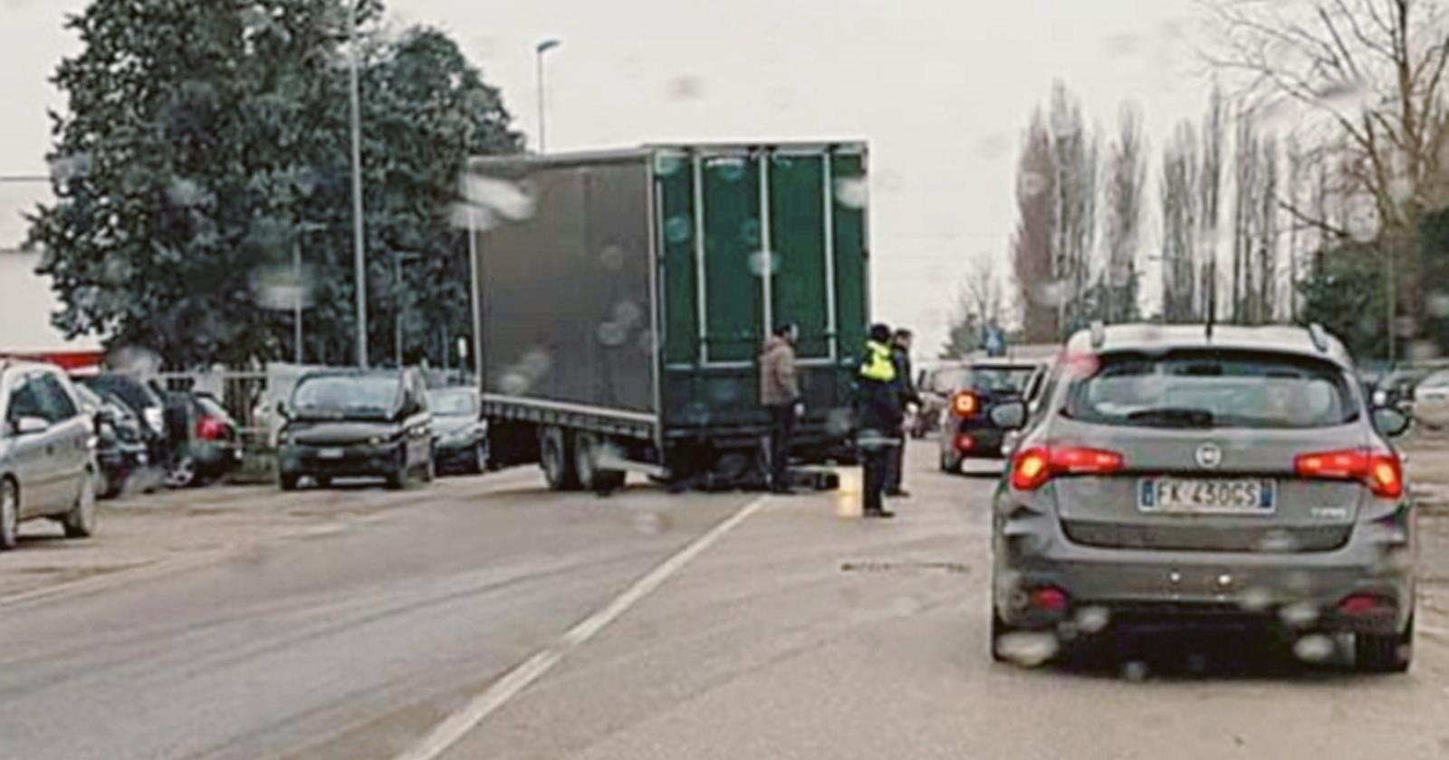 Camion perde il rimorchio, traffico in tilt