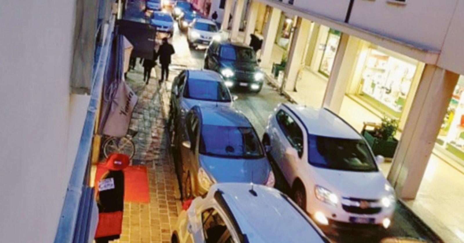 La stradina da 3.900 auto al giorno
