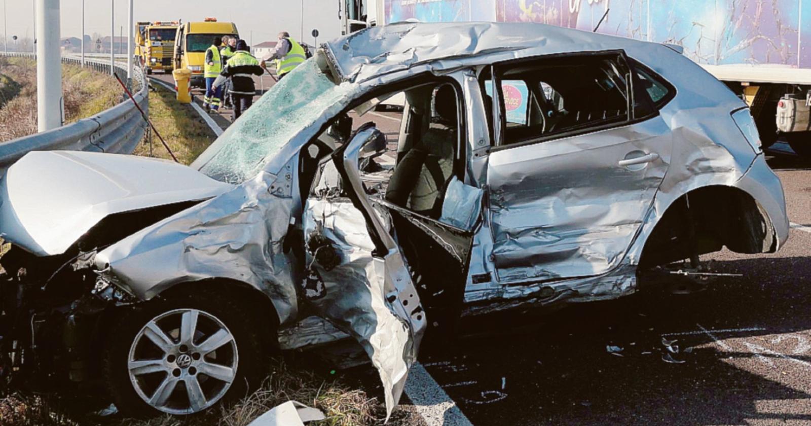 La 18enne resta in prognosi riservata