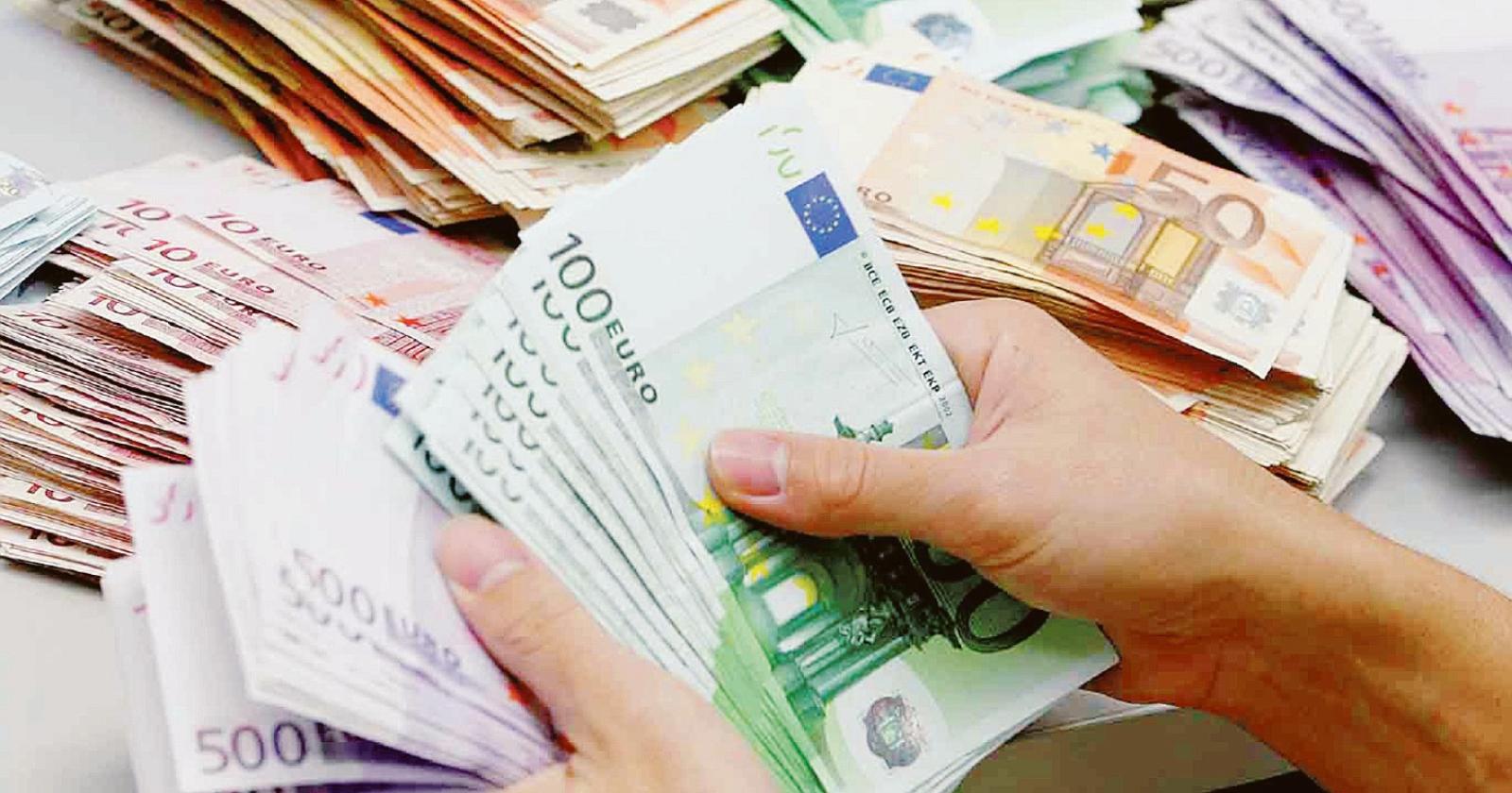 Si lasciano e lei gli ruba tutto: 25mila euro e persino le mutande