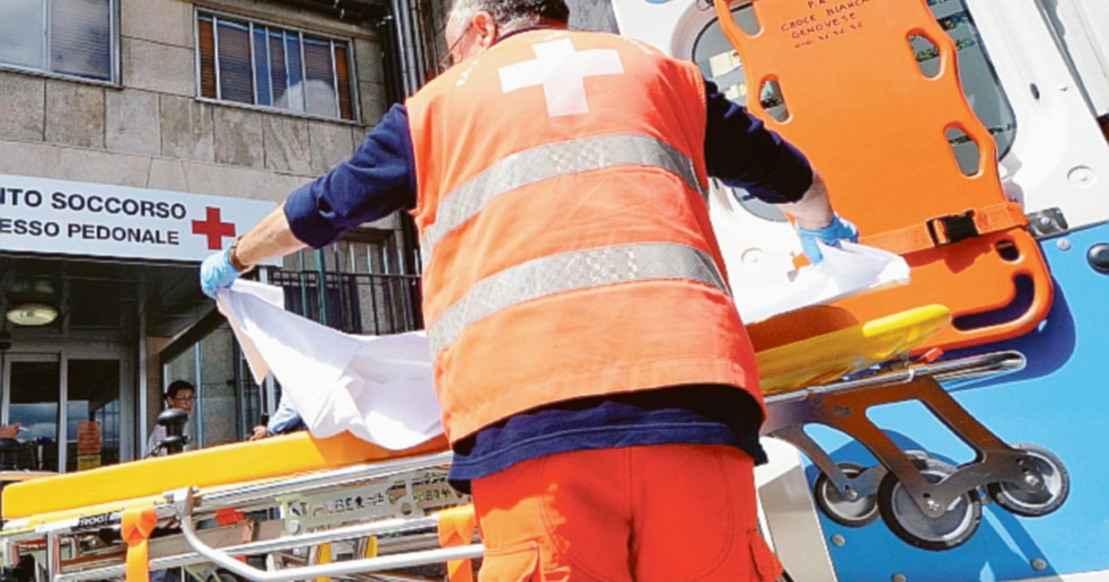 Anziano a piedi investito mentre attraversava