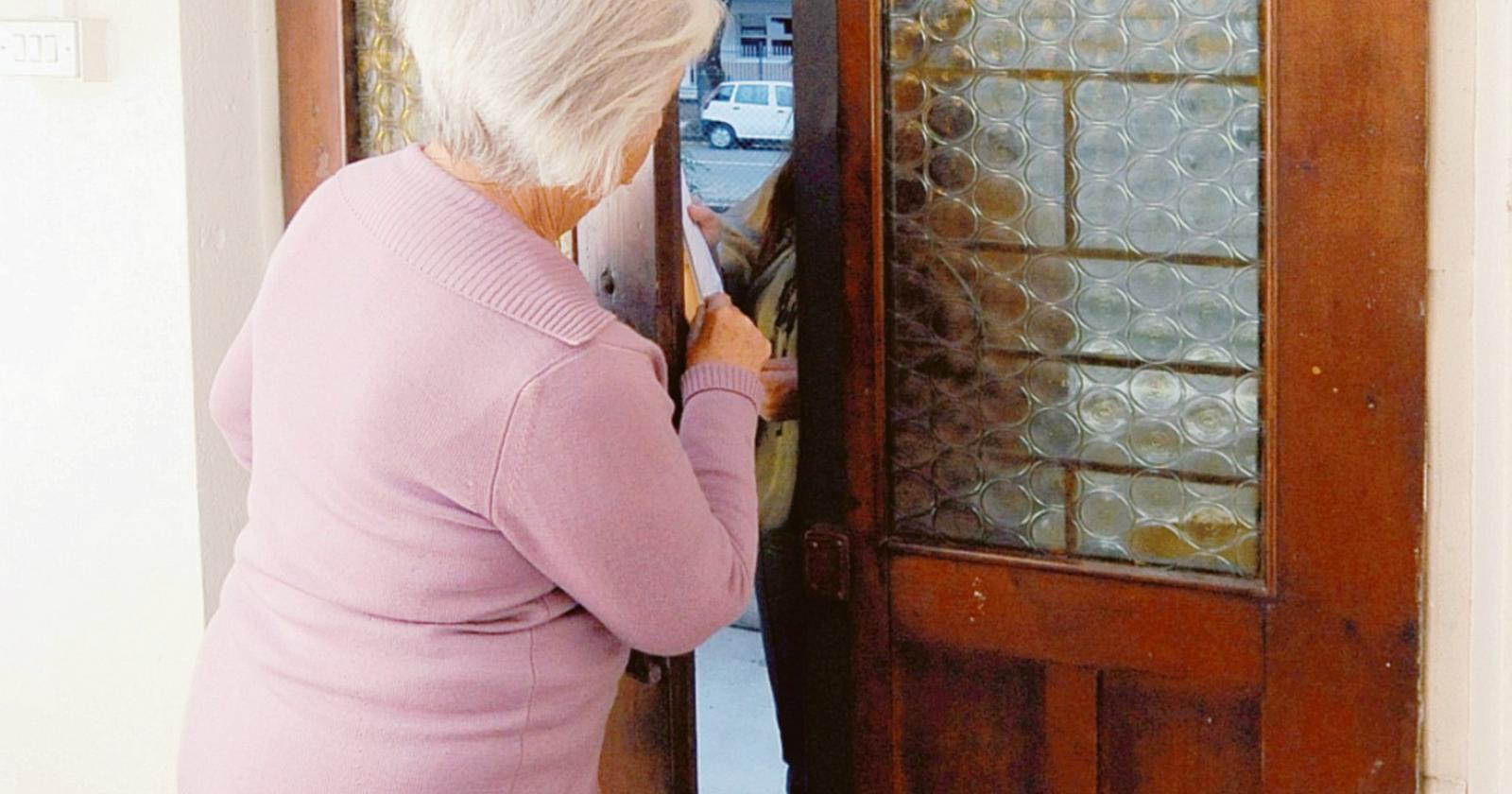 Lusia: storditi con lo spray, razzia di oro