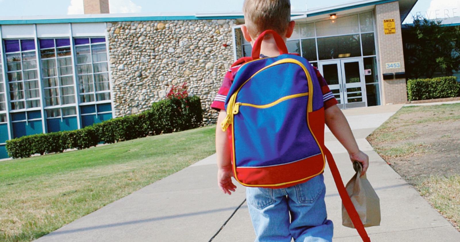 Bimbi no vax fuori da scuola
