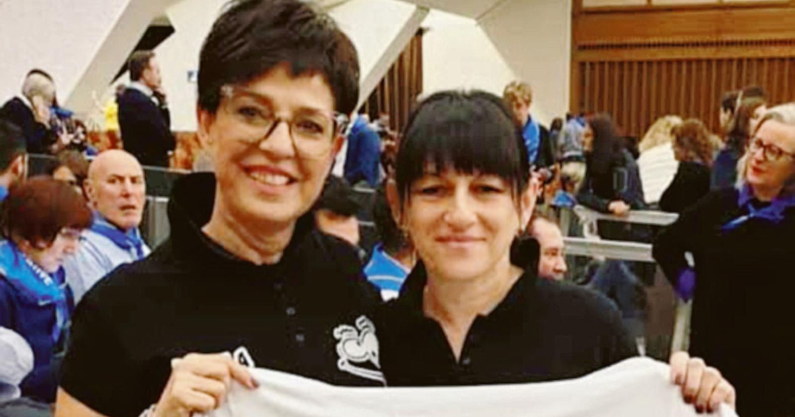 Ha scavalcato le transenne per consegnare la maglia al Papa