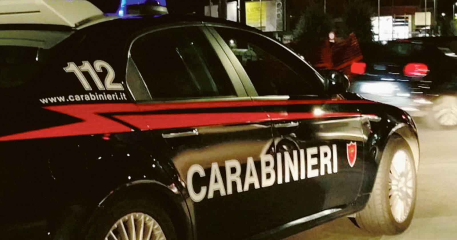 Lotta coi rapinatori e li scaccia