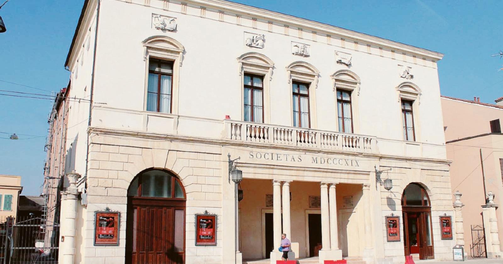 Teatro in regola solo a met&agrave;