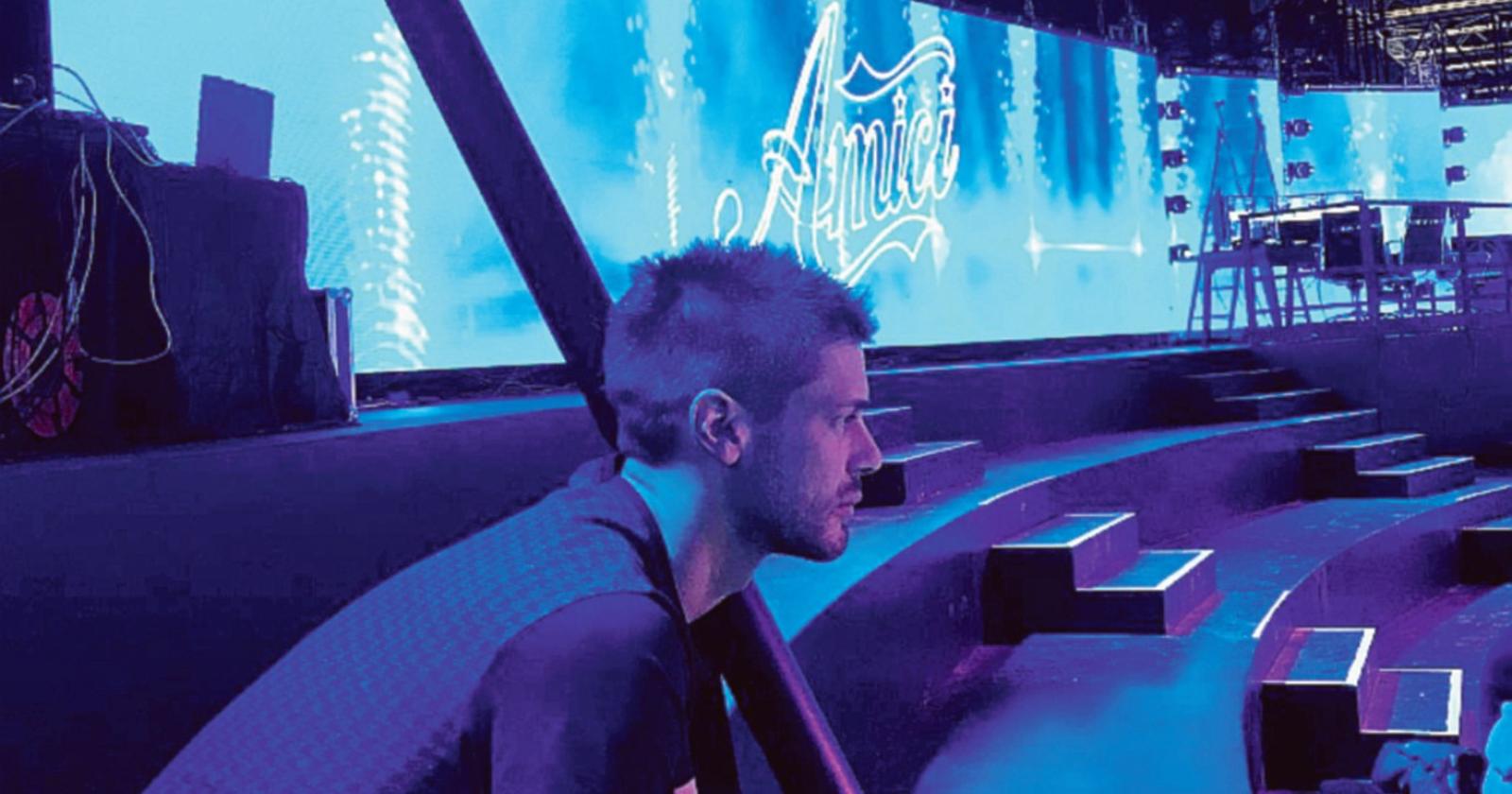 Bernardo conquista anche Amici