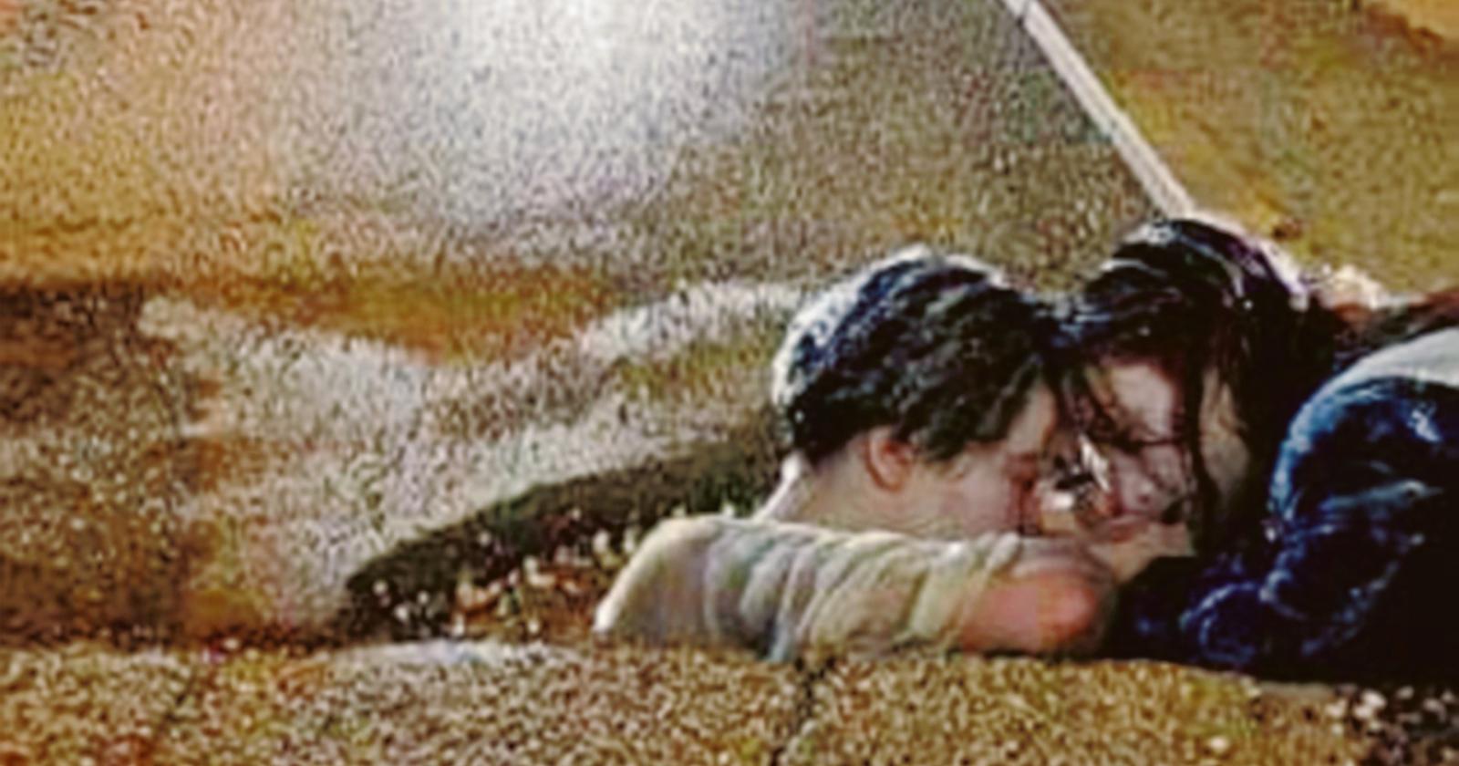 La buca si trasforma nella scena del Titanic