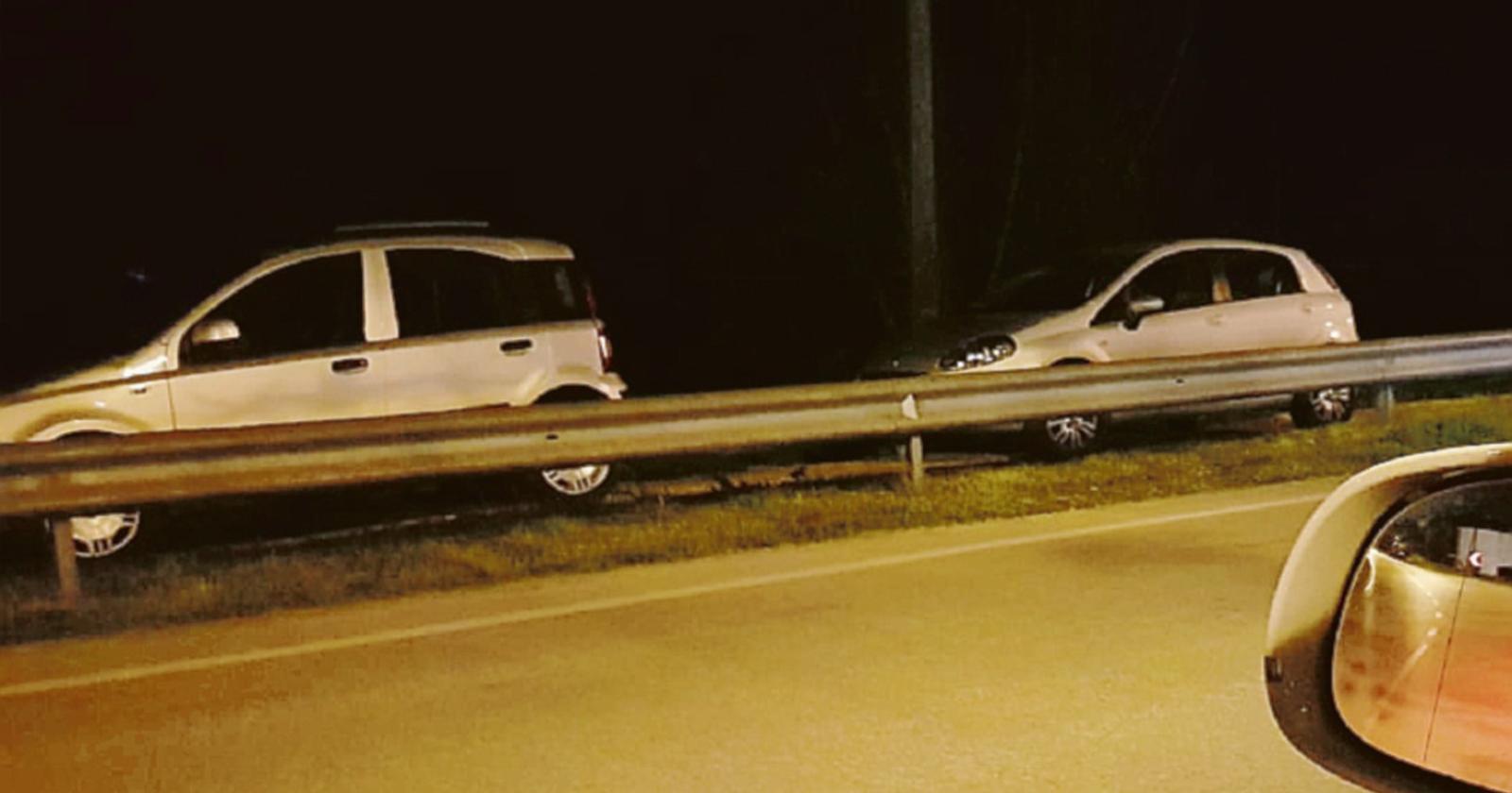 Il parcheggio selvaggio impedisce l'accesso all'ambulanza