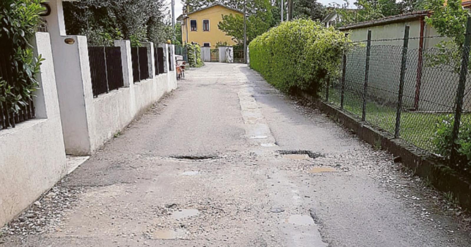 Un fossato al centro della via