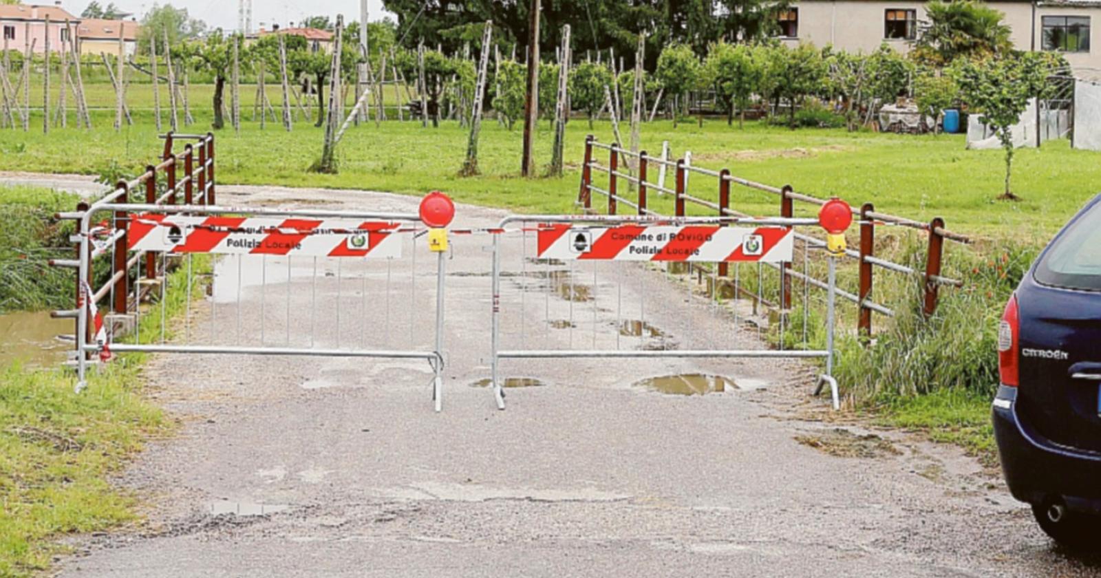 Ponte chiuso, i residenti restano bloccati