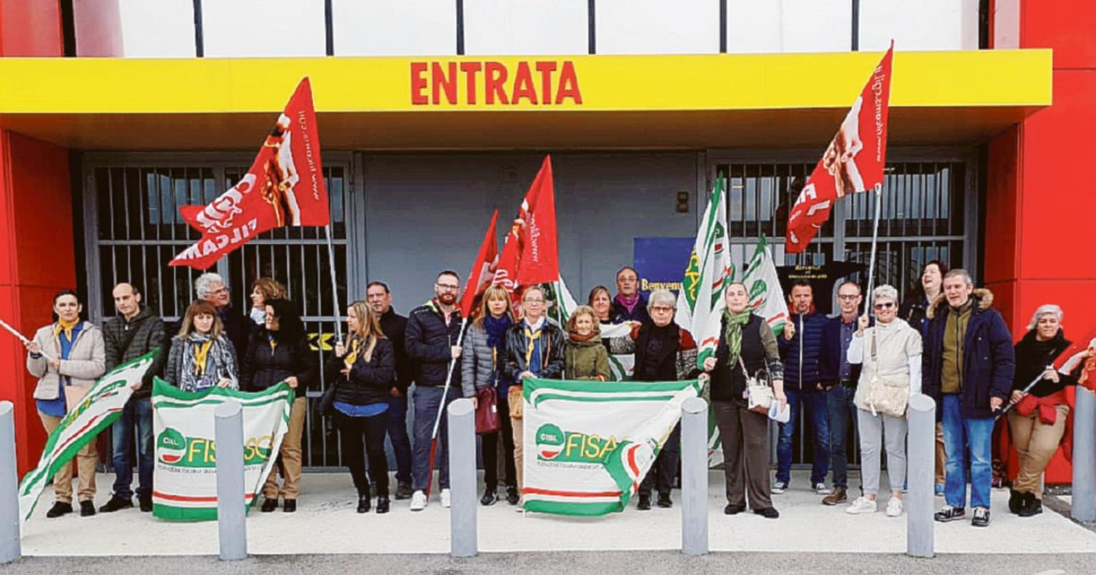 “Riaprite i negozi, vogliamo lavoro”