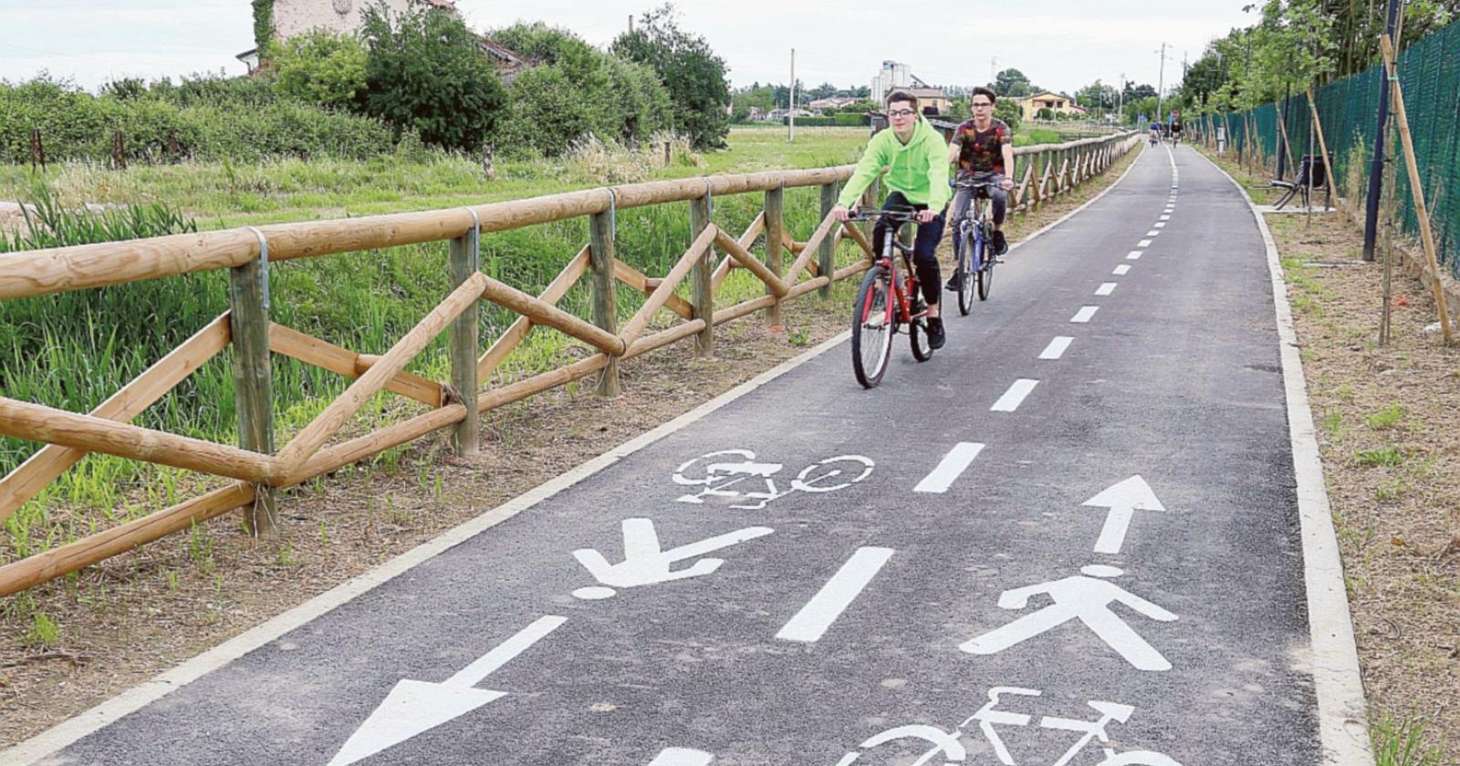 I ladri lasciano al buio la ciclabile: rubati i cavi