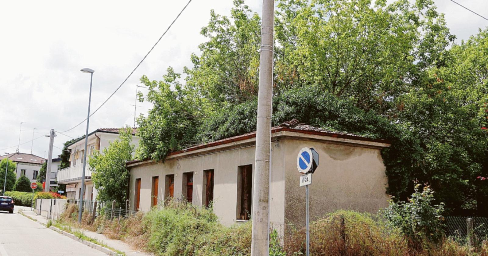 San Bortolo, case divorate dal verde