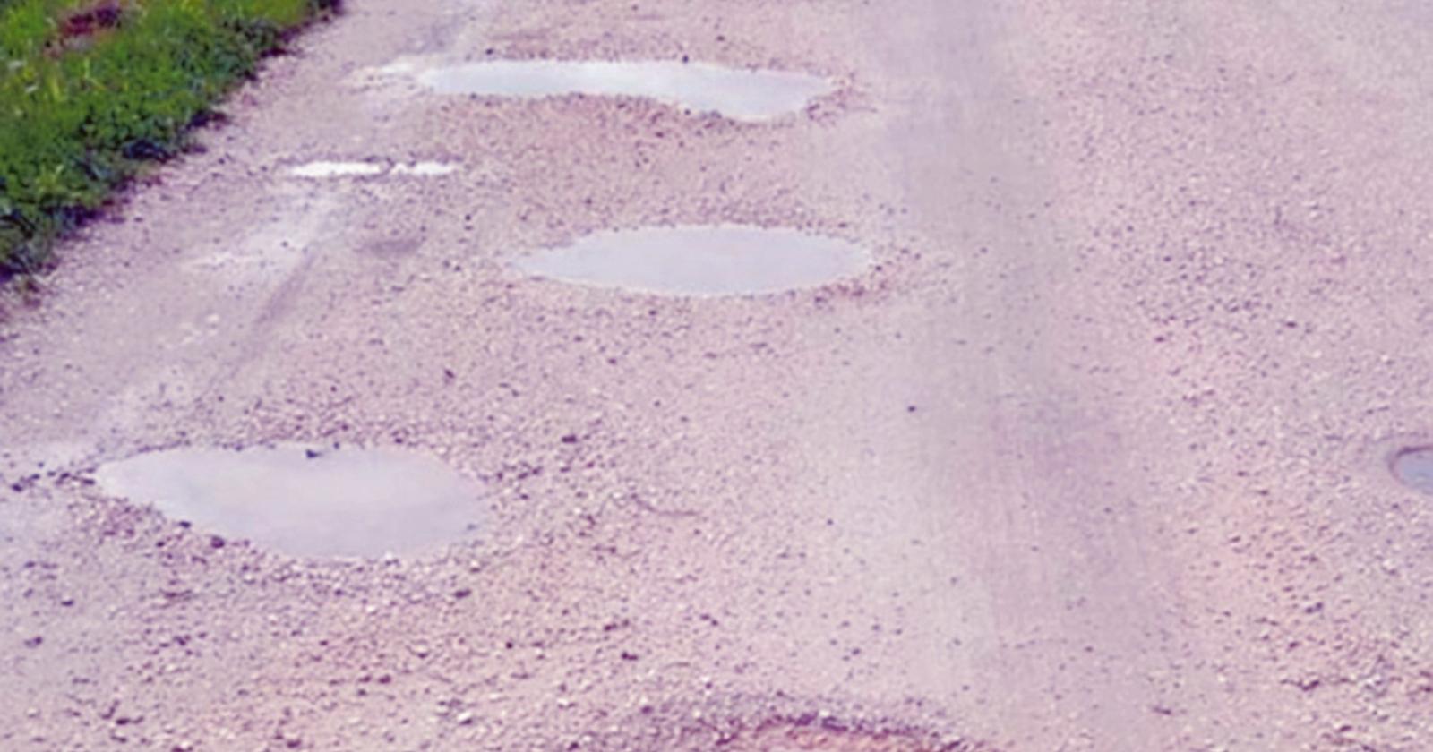 Le piogge ha distrutto la strada