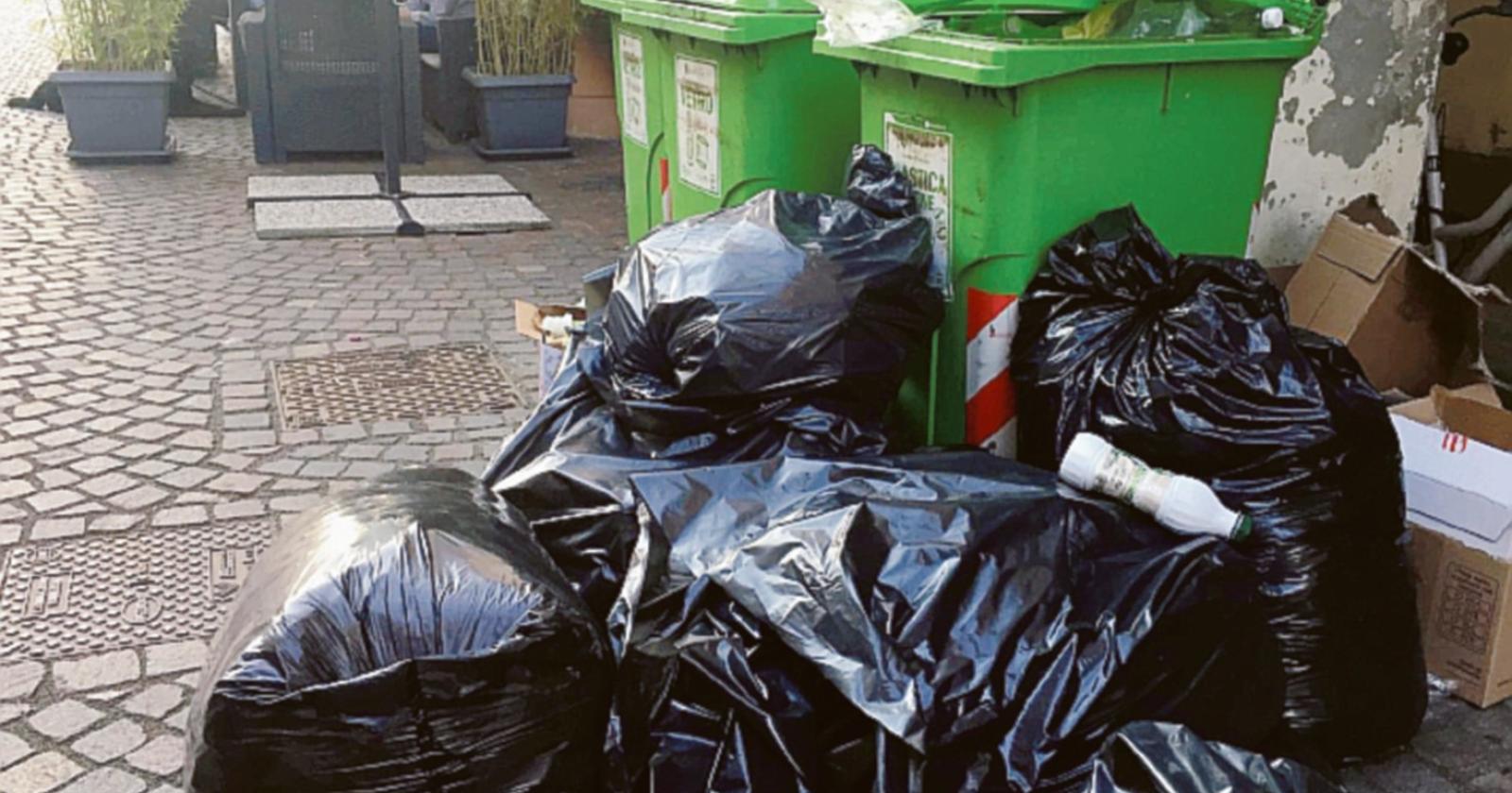 Rifiuti abbandonati in pieno centro 