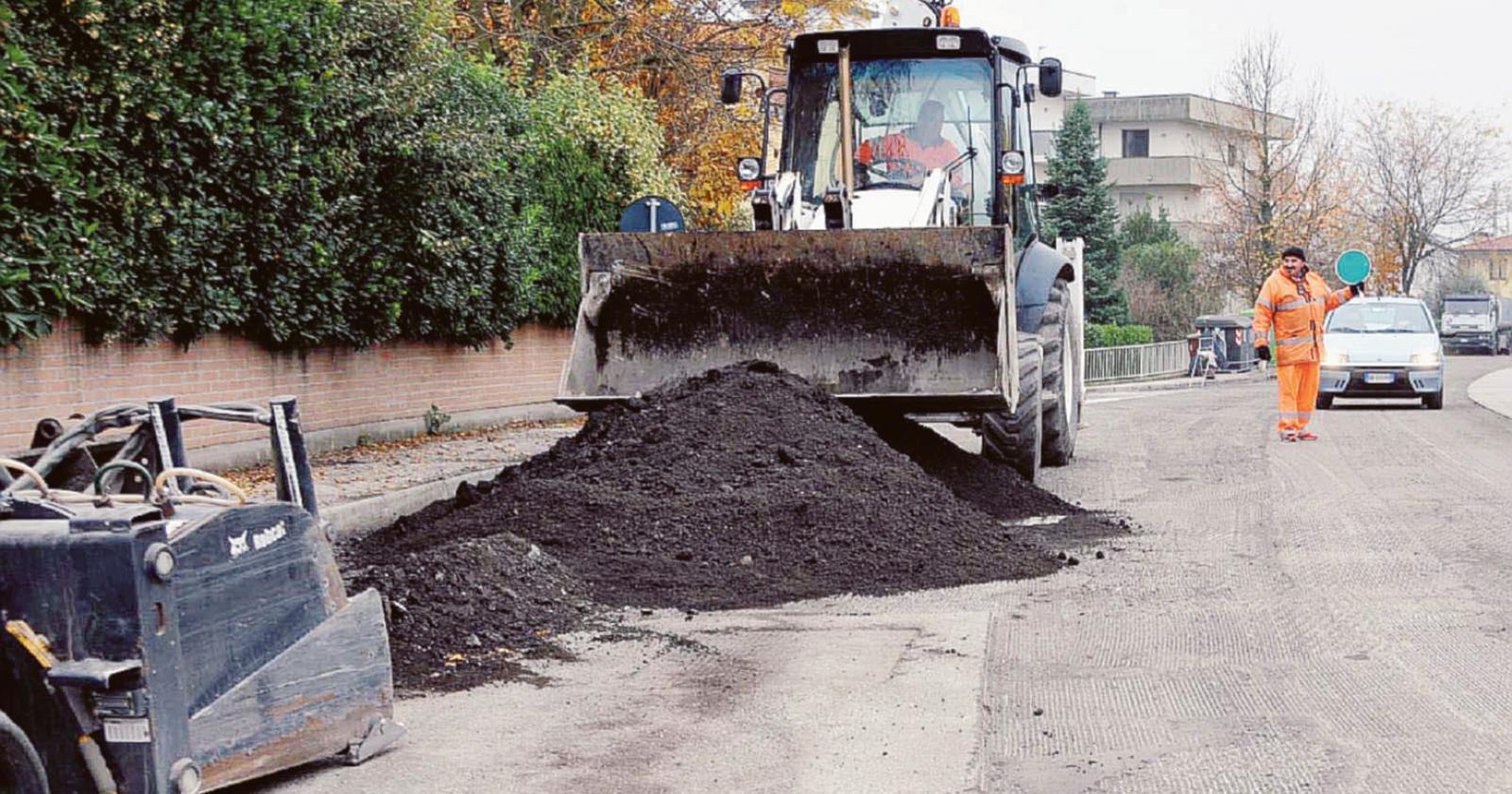 Una colata di asfalto sulle strade di Rovigo