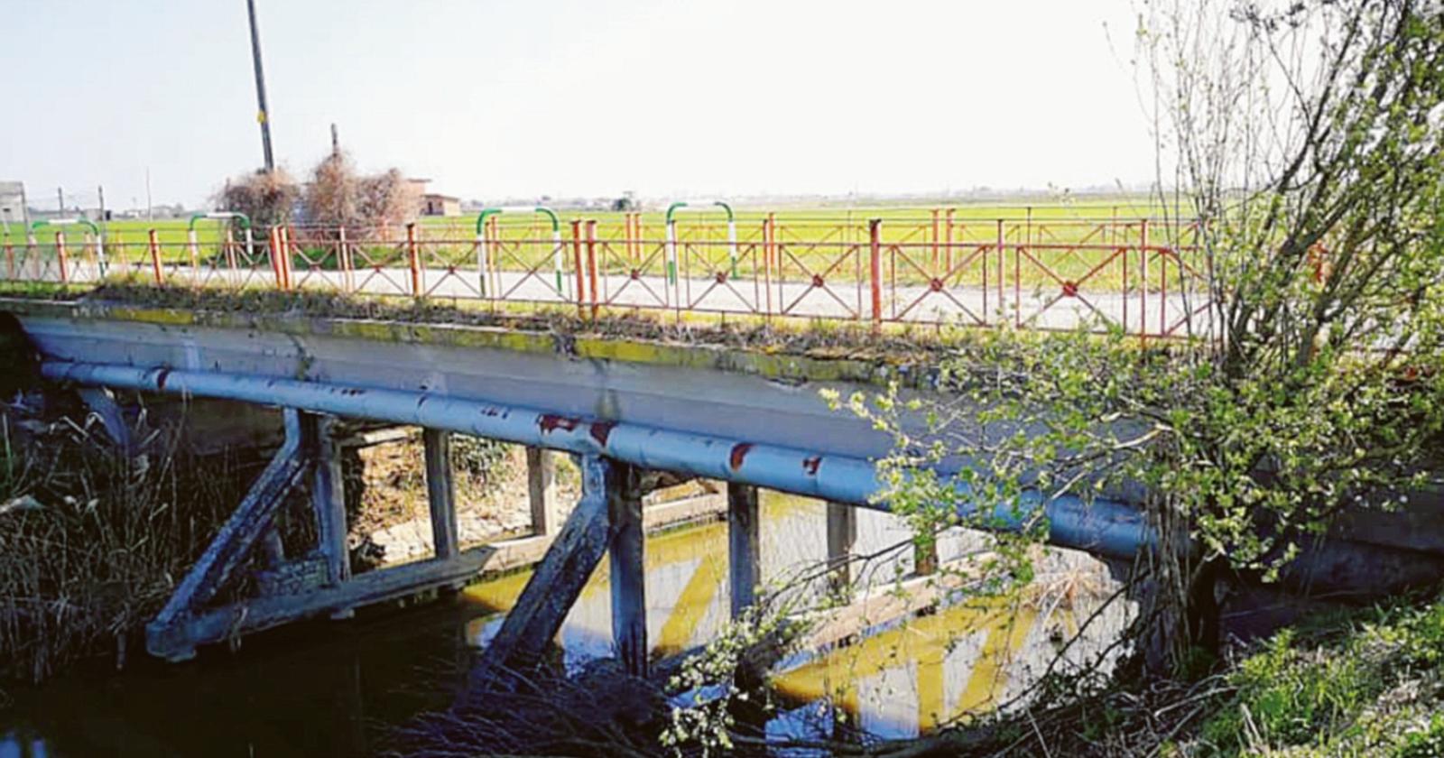 Ponte pericoloso: tre piloni su quattro compromessi