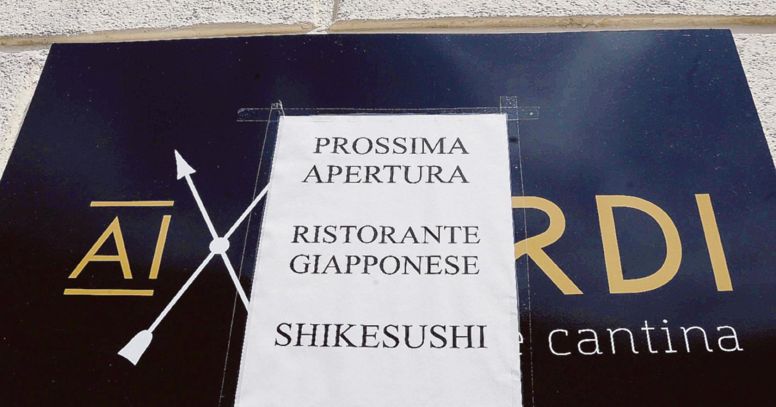 Chiudono negozi, aprono sushi