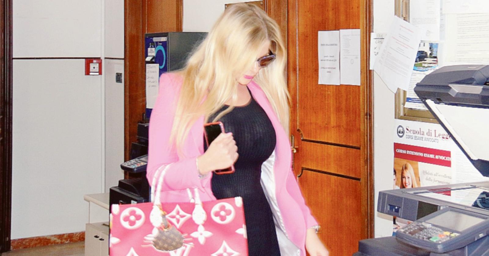 “Stalking”. La star è in lacrime