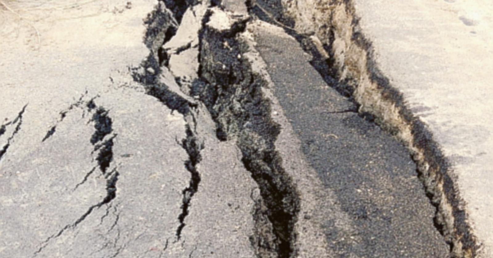 Non una semplice voragine: la strada si è aperta a metà!