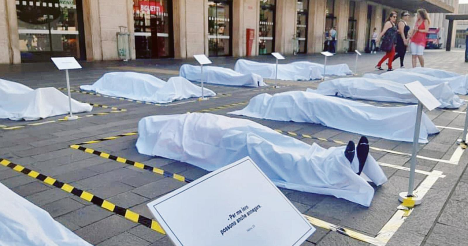 Una distesa di cadaveri in stazione