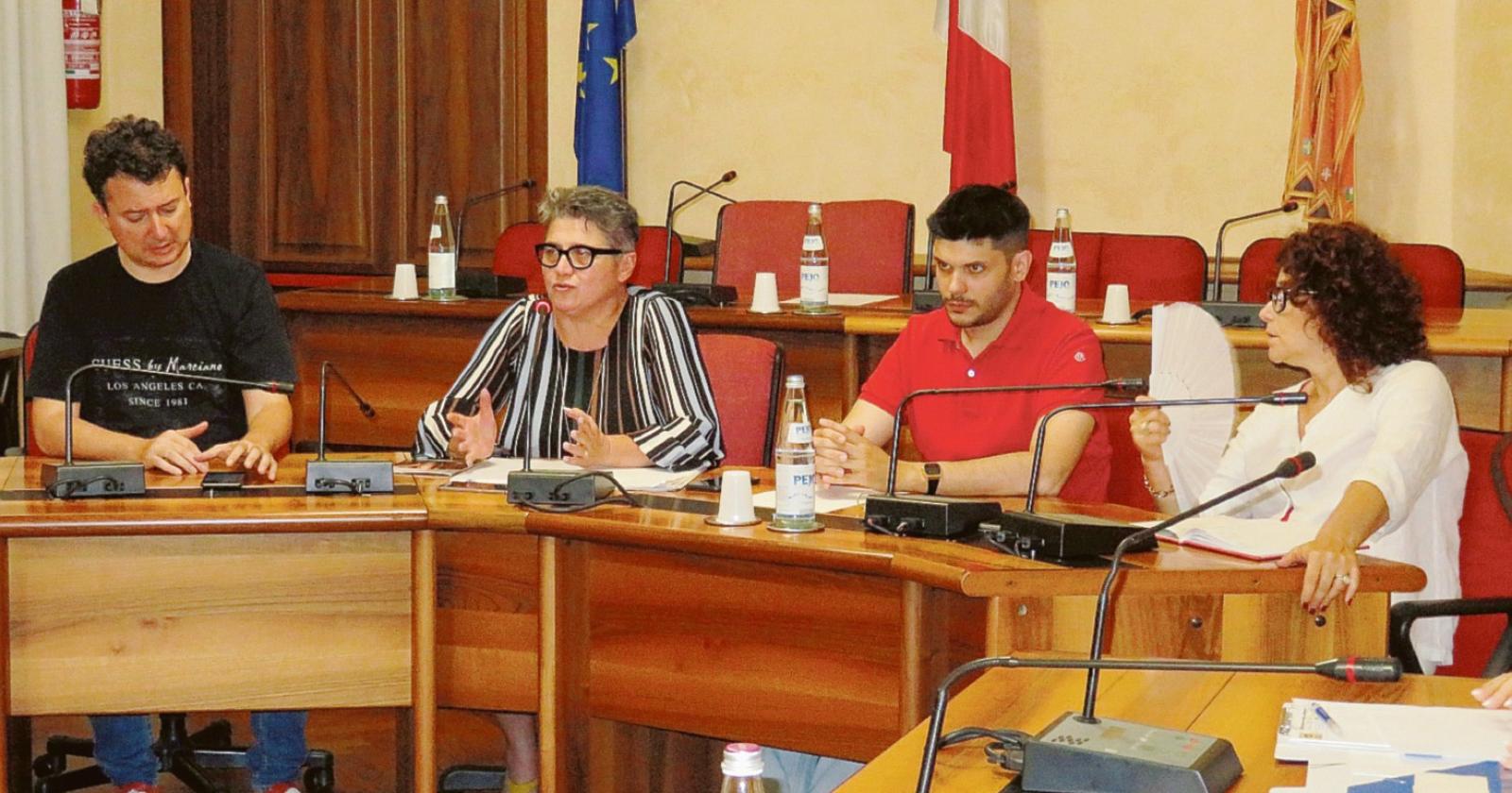 Le auto in centro non si toccano