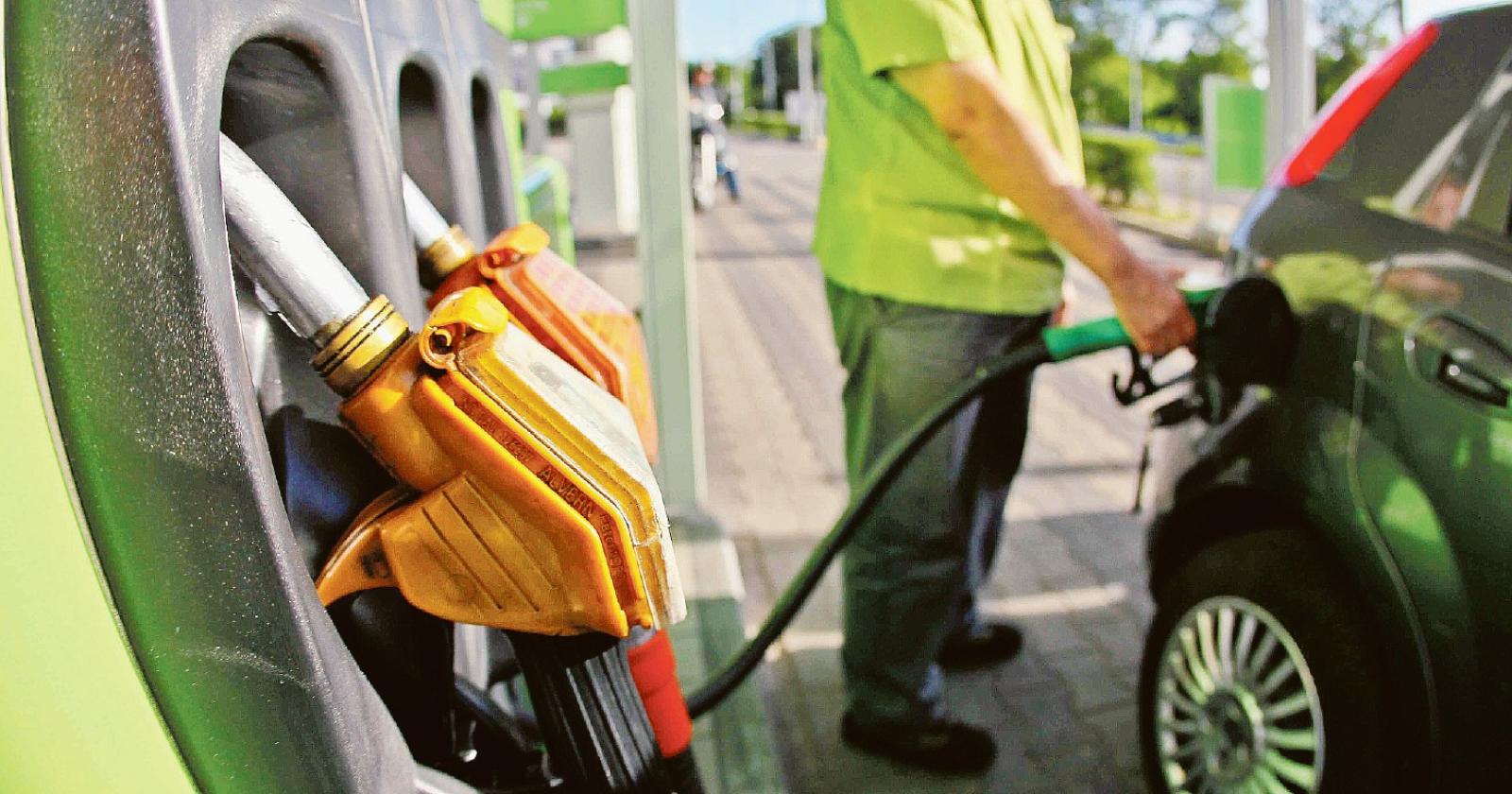 Caro benzina, il Codacons denuncia il Mef