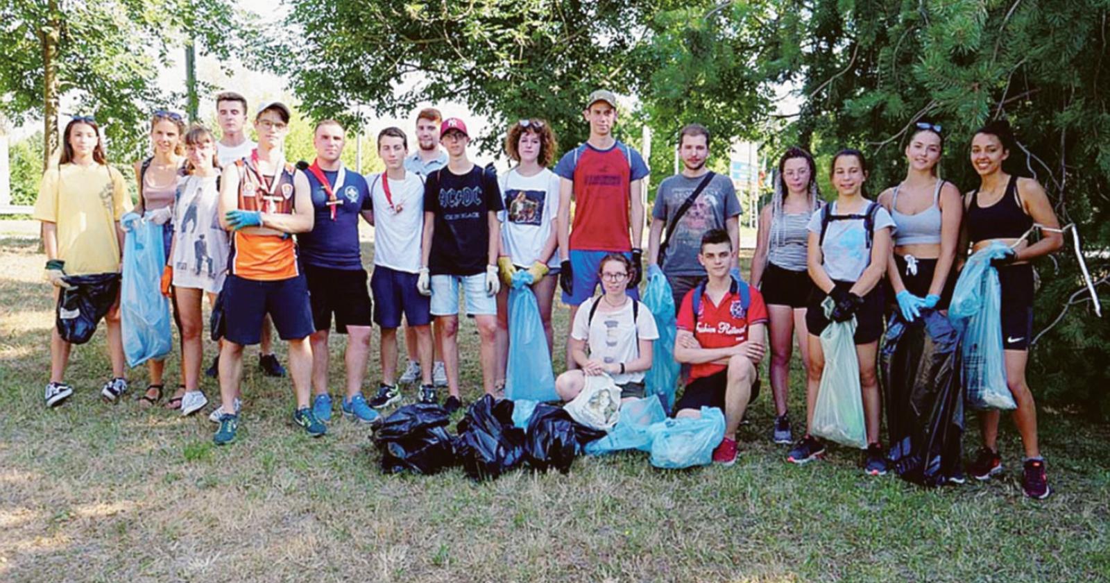 I ragazzi ripuliscono il parco