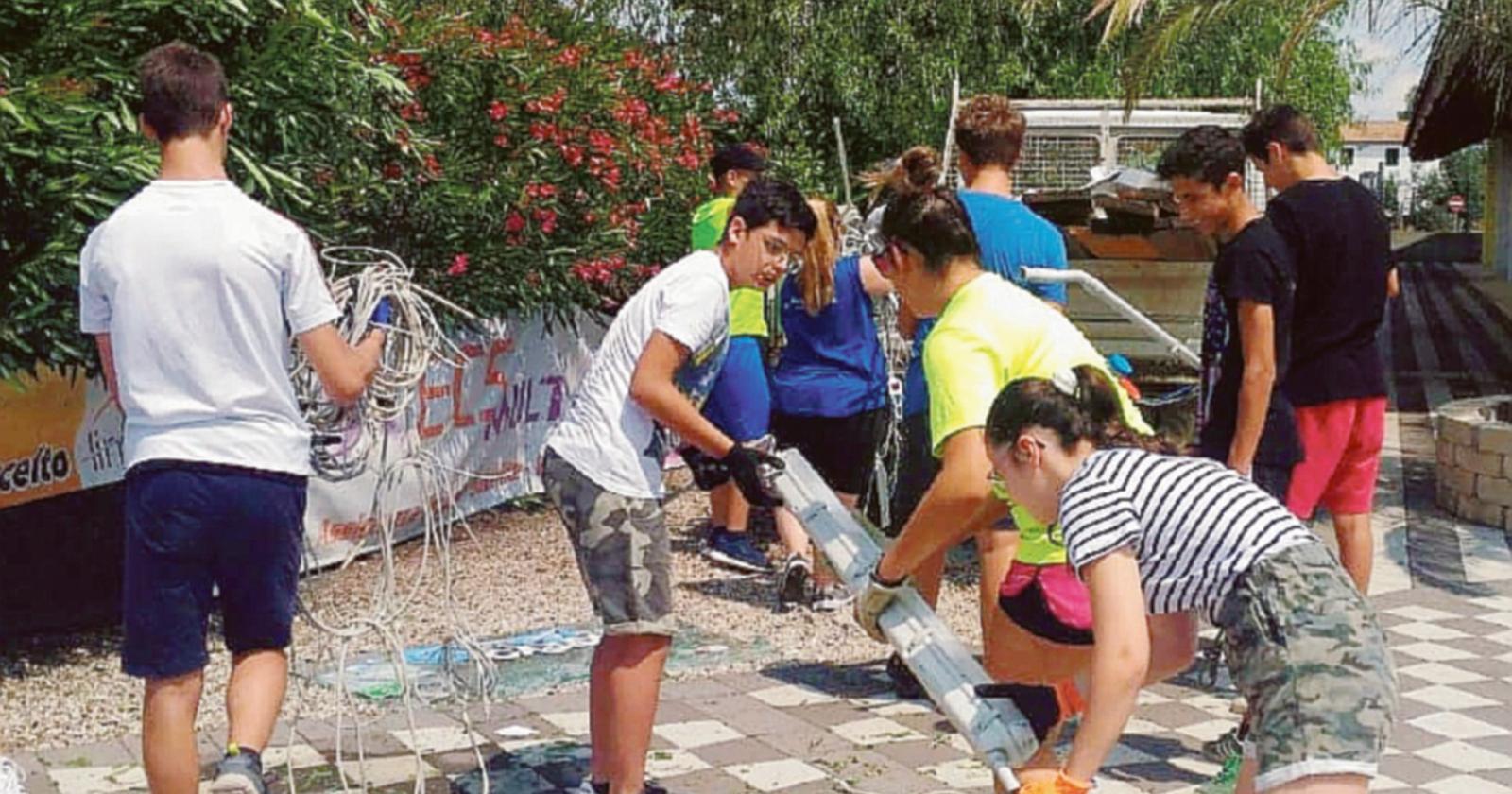 I giovani angeli sistemano Castelbeach dopo il maltempo