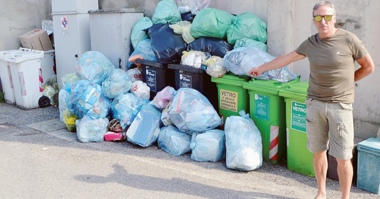 Discarica a cielo aperto in piazza