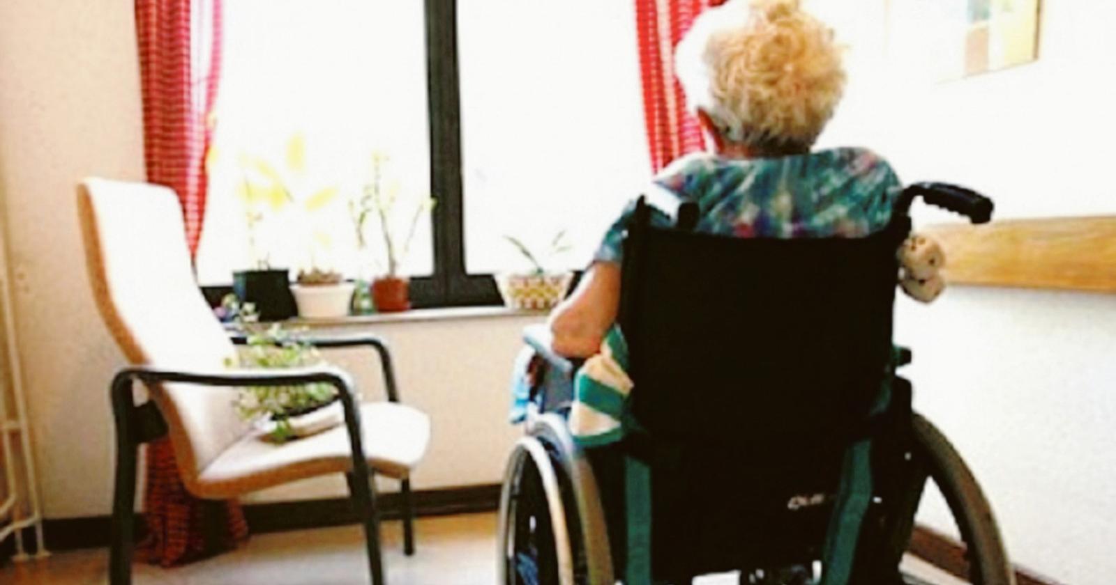 "Non paga". Vogliono dimettere una malata di 89 anni. Stop del sindaco