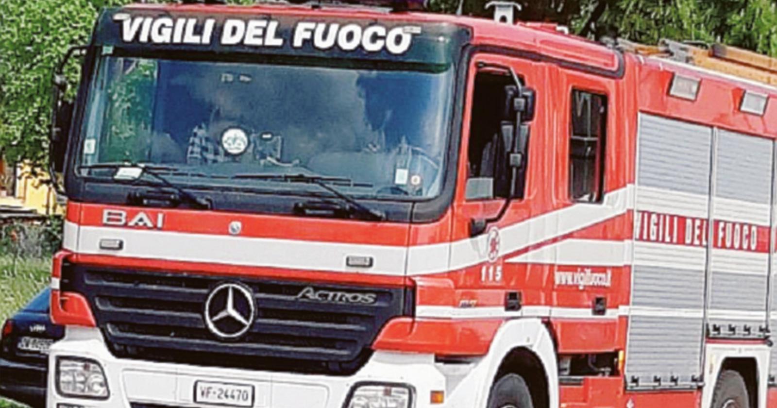 Le fiamme divorano due auto parcheggiate