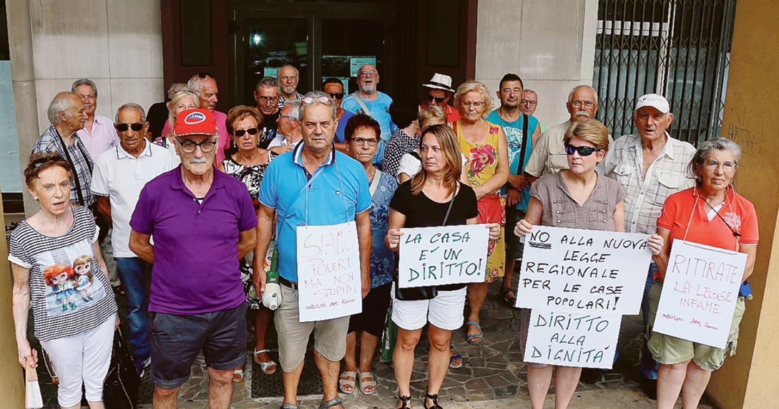 La protesta arriva alla sede Ater