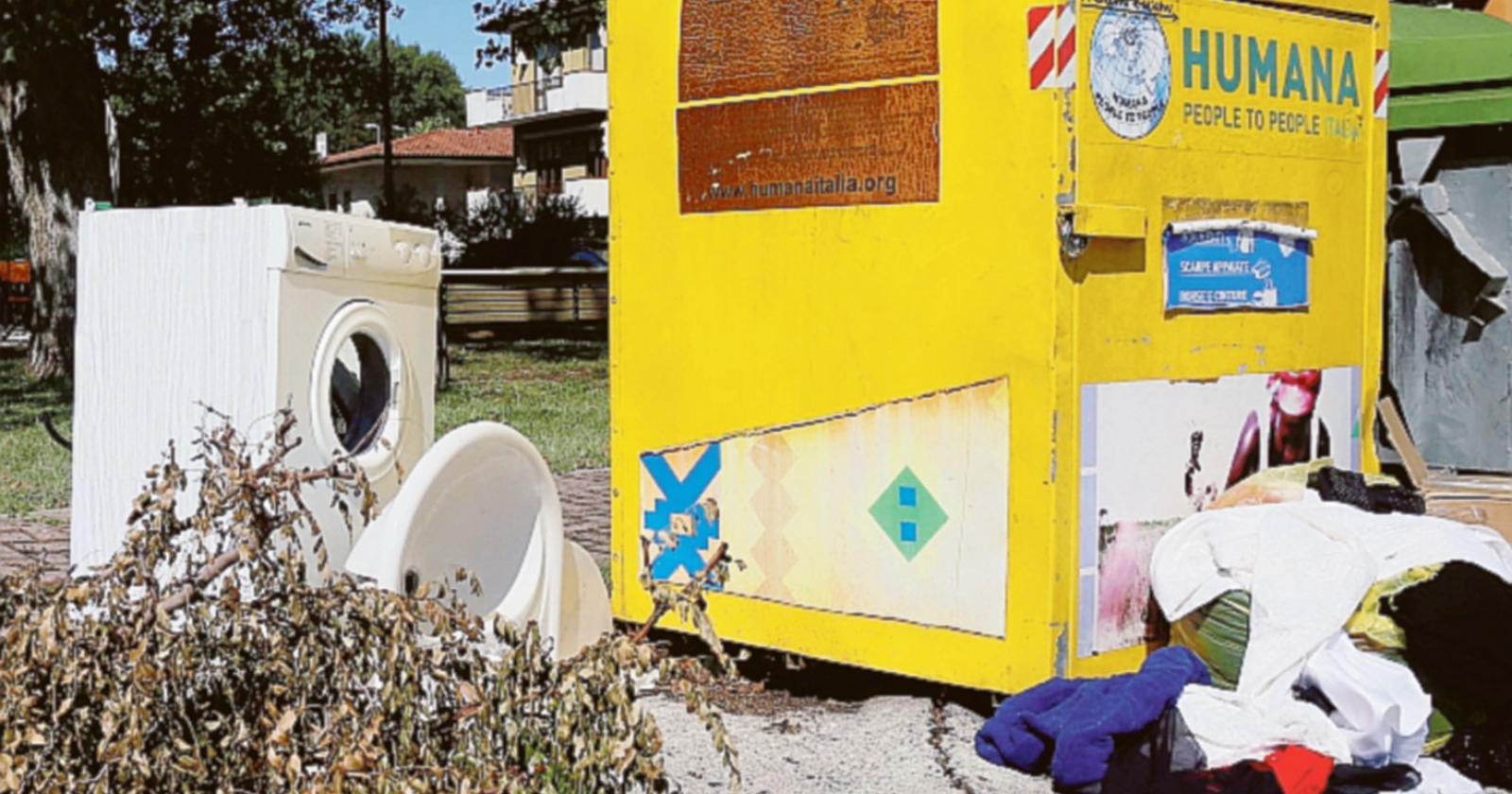 Lavatrice e lavandino mollati sulla strada