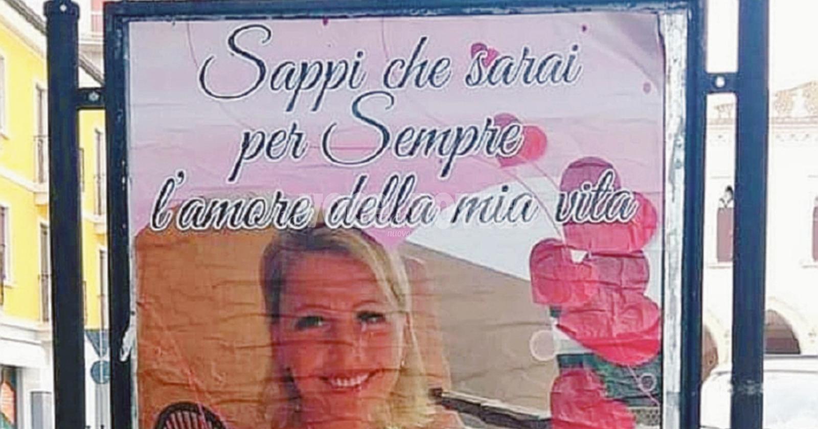 La città tappezzata di manifesti d’amore 