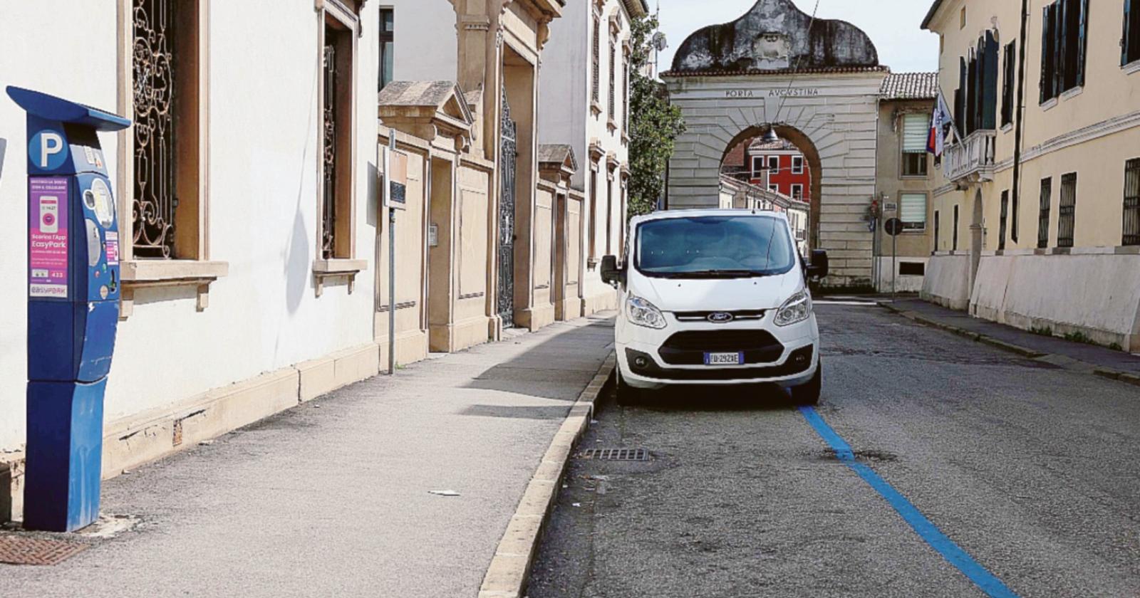 Strisce blu nuove di zecca, saranno “asfaltate”