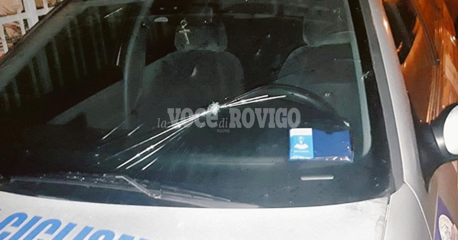 Passano con l'auto a velocità folle e lanciano bottiglie 