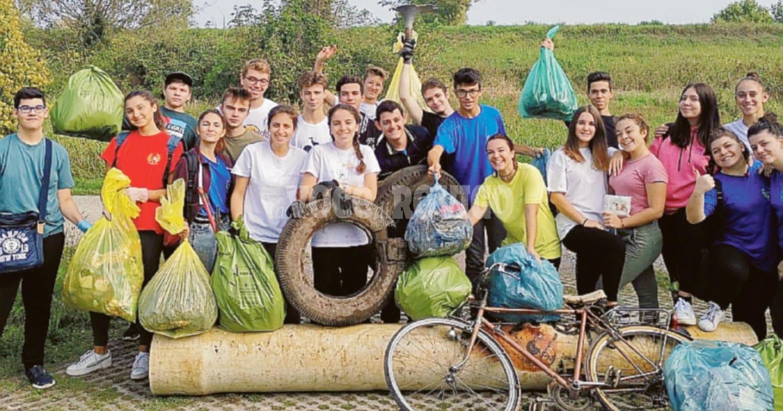 Gli studenti puliscono l’argine