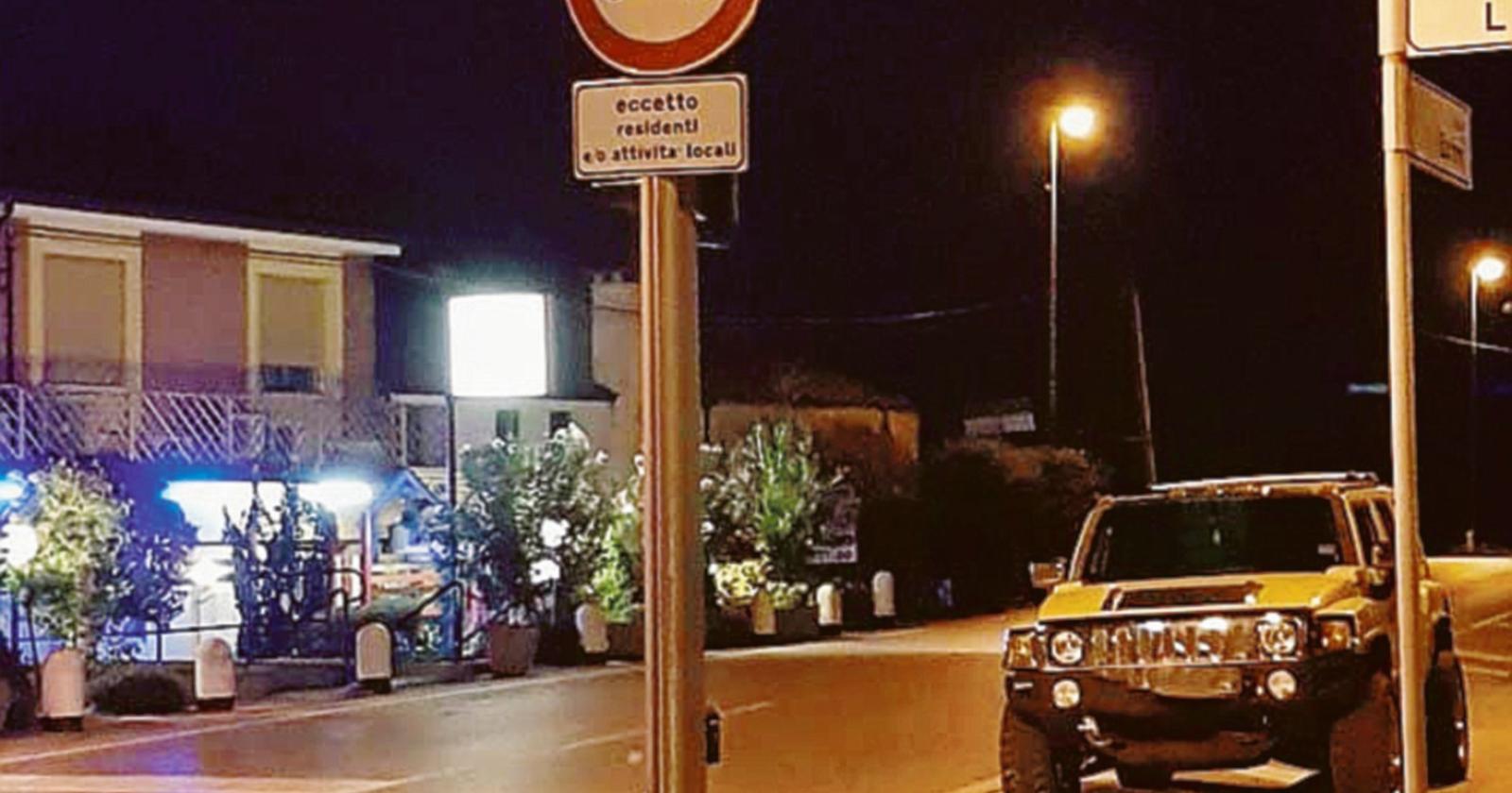 Parcheggio selvaggio vicino al semaforo