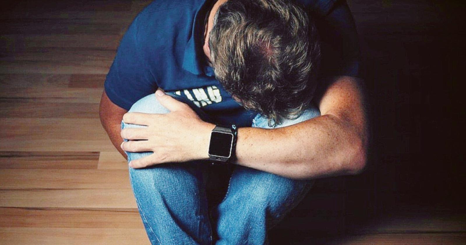 “Perseguitato dai baby vandali”. Li affronta con il coltello