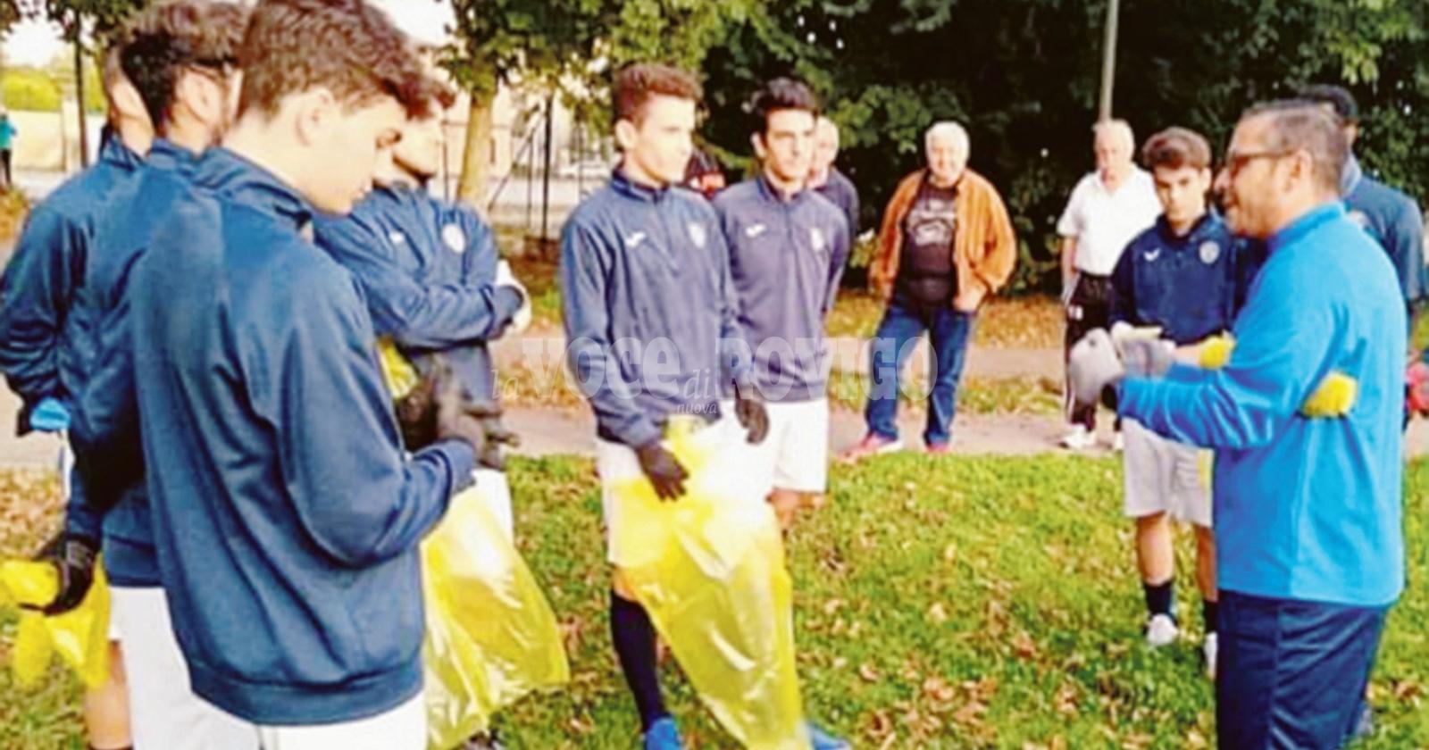 I calciatori puliscono la città