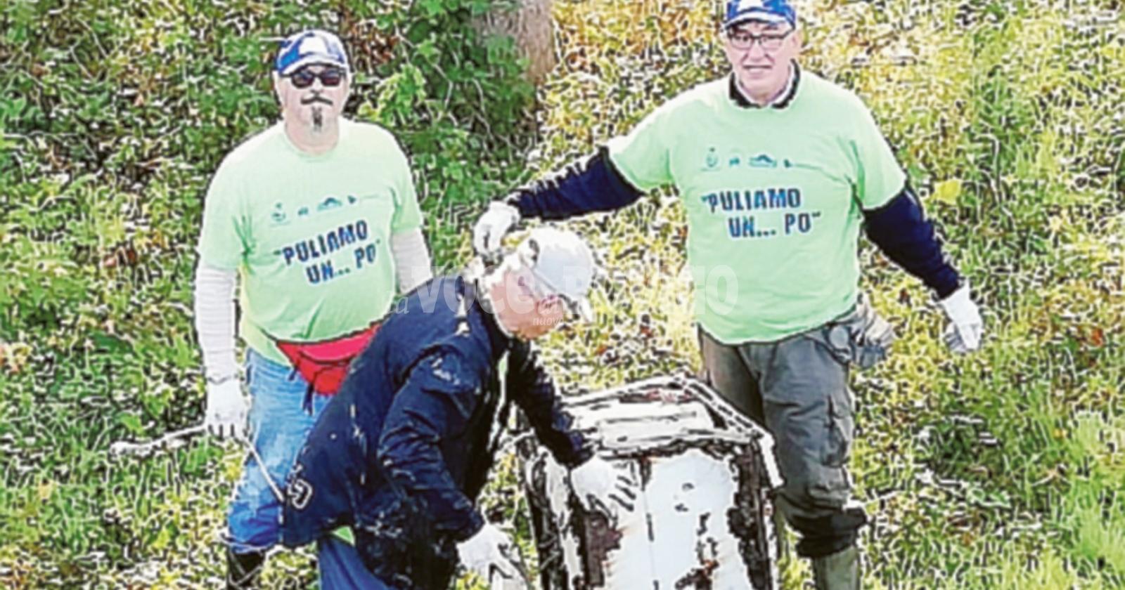 Sull'argine, 70 sacchi di rifiuti, una lavatrice e pure quindici damigiane 