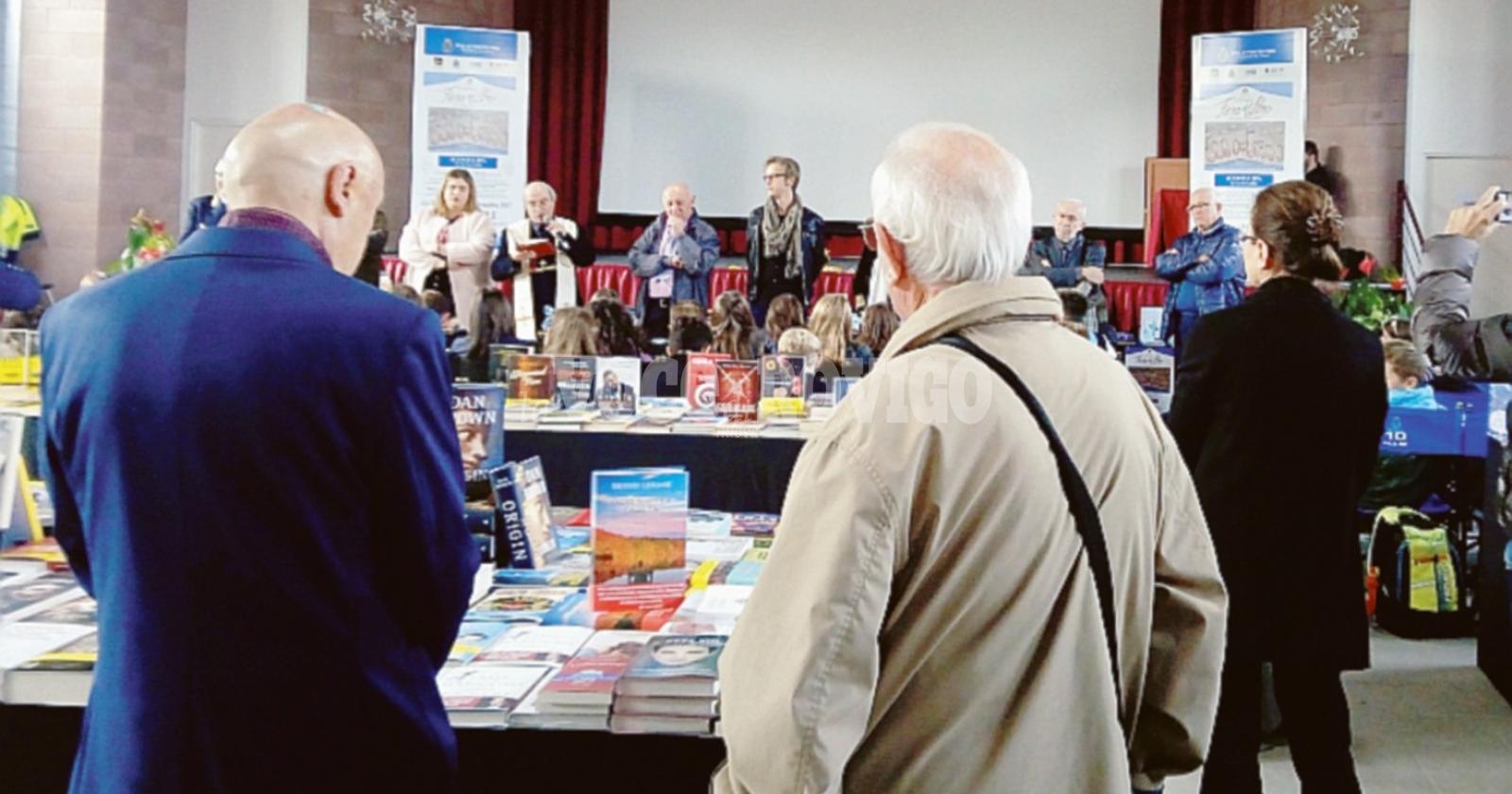Dalla terra alla luna, con un libro