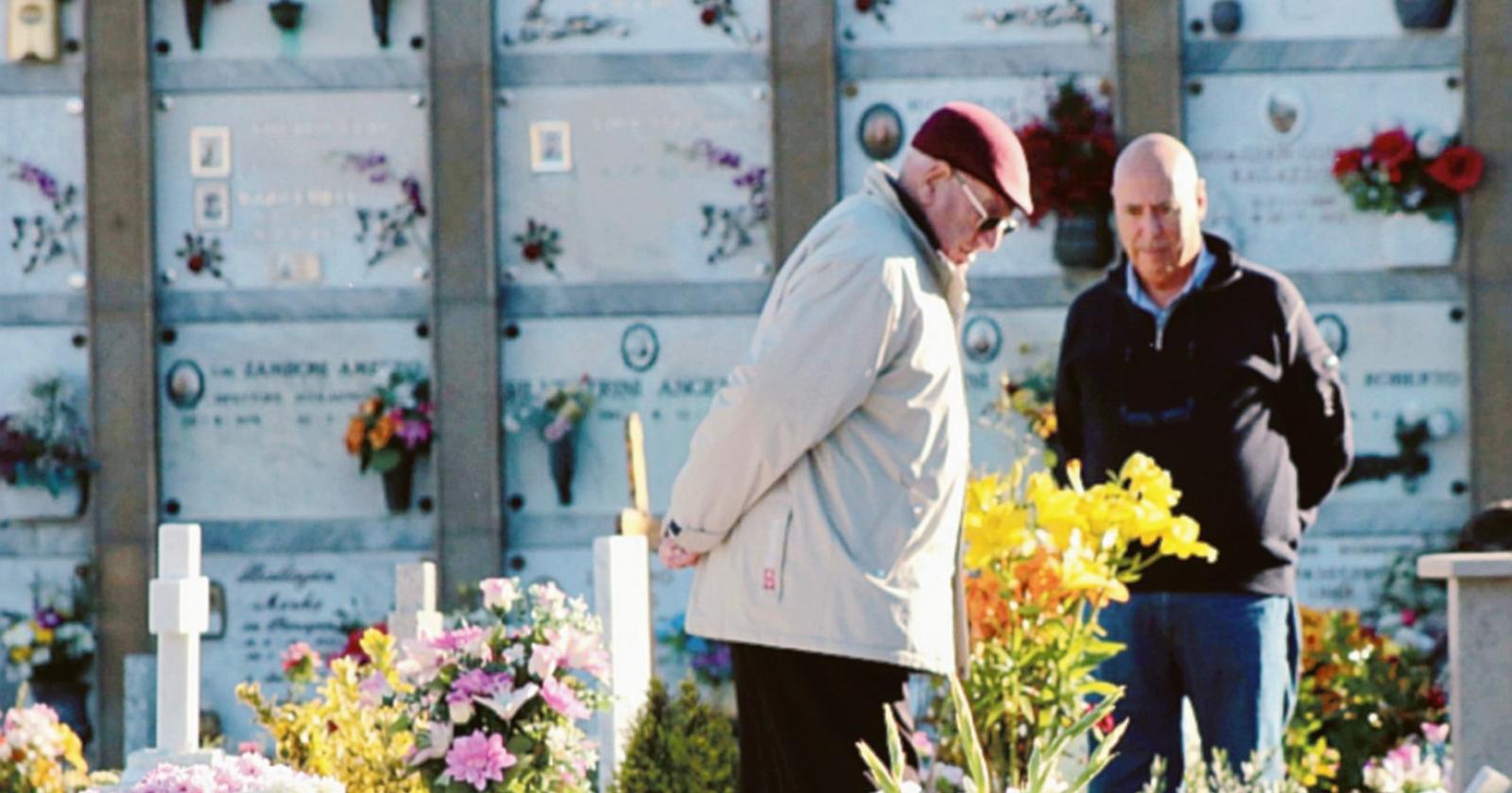 Razzia di fiori e vasi al cimitero