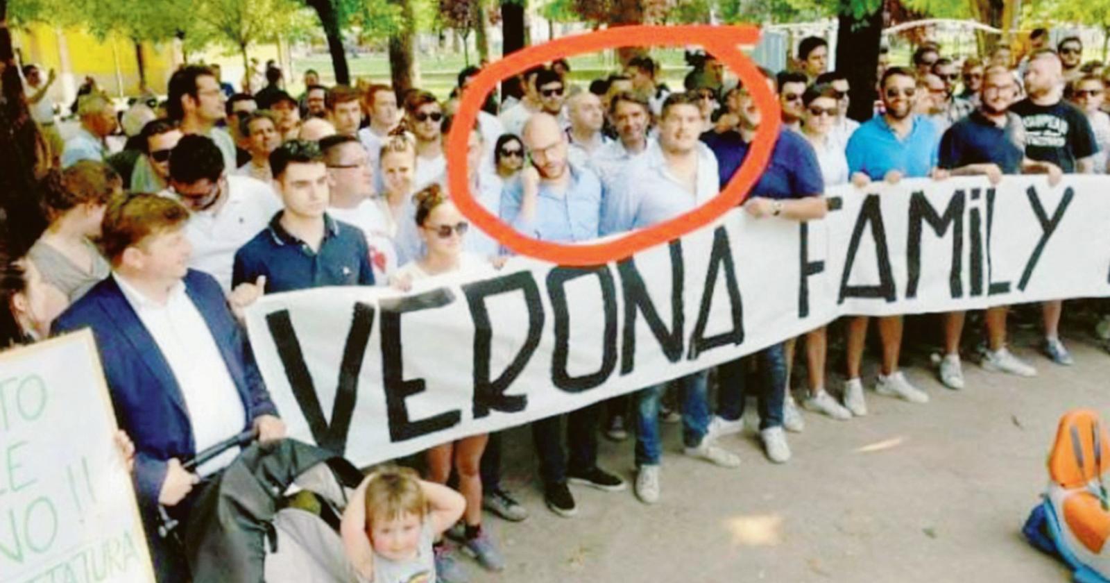 Ultrà fuori dallo stadio fino al 2030. Polemica sulla foto con l'ex ministro