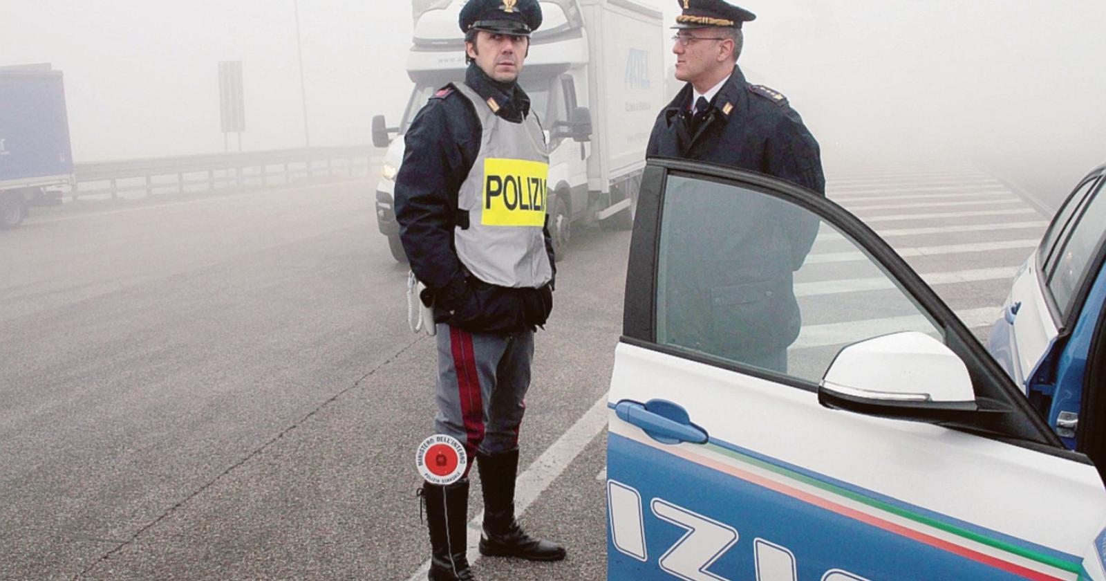 Sassi contro la gente per rubare